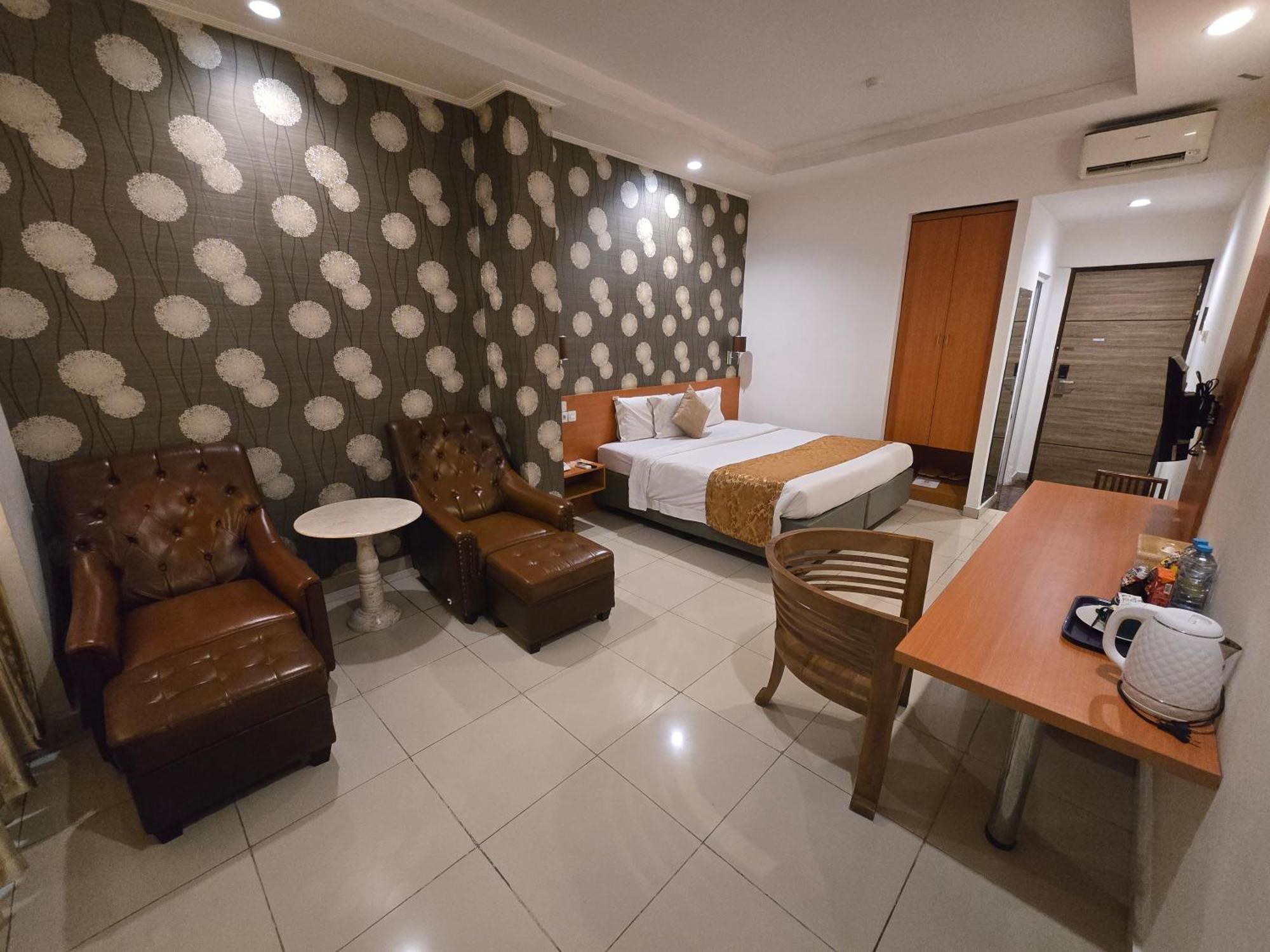 Marilyn Hotel Serpong Exterior foto