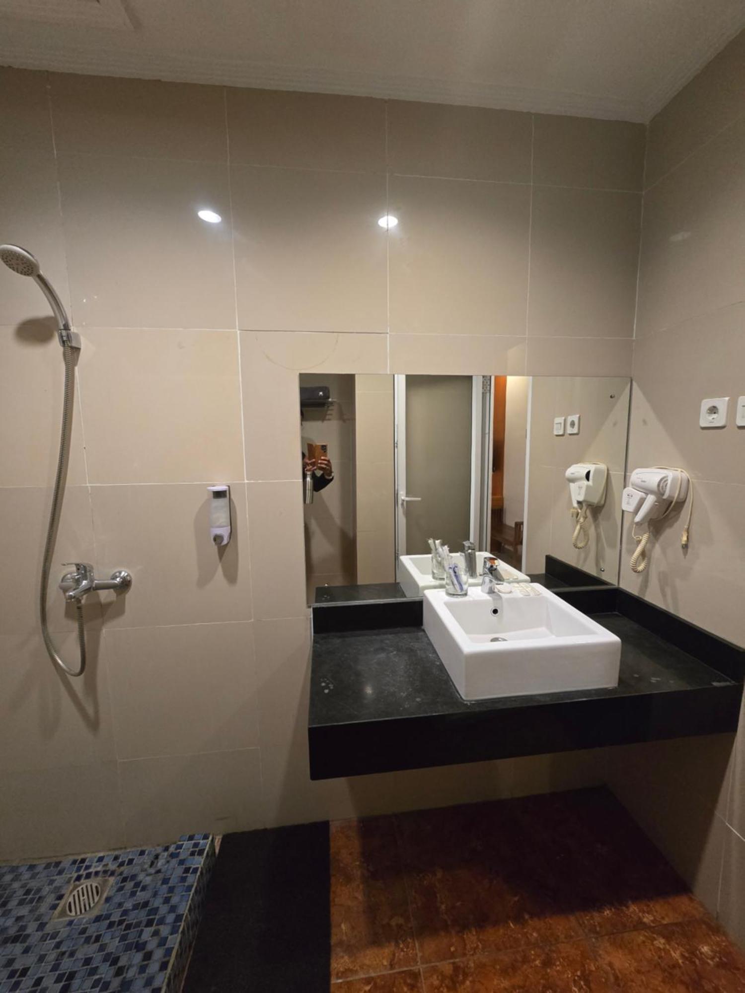 Marilyn Hotel Serpong Exterior foto