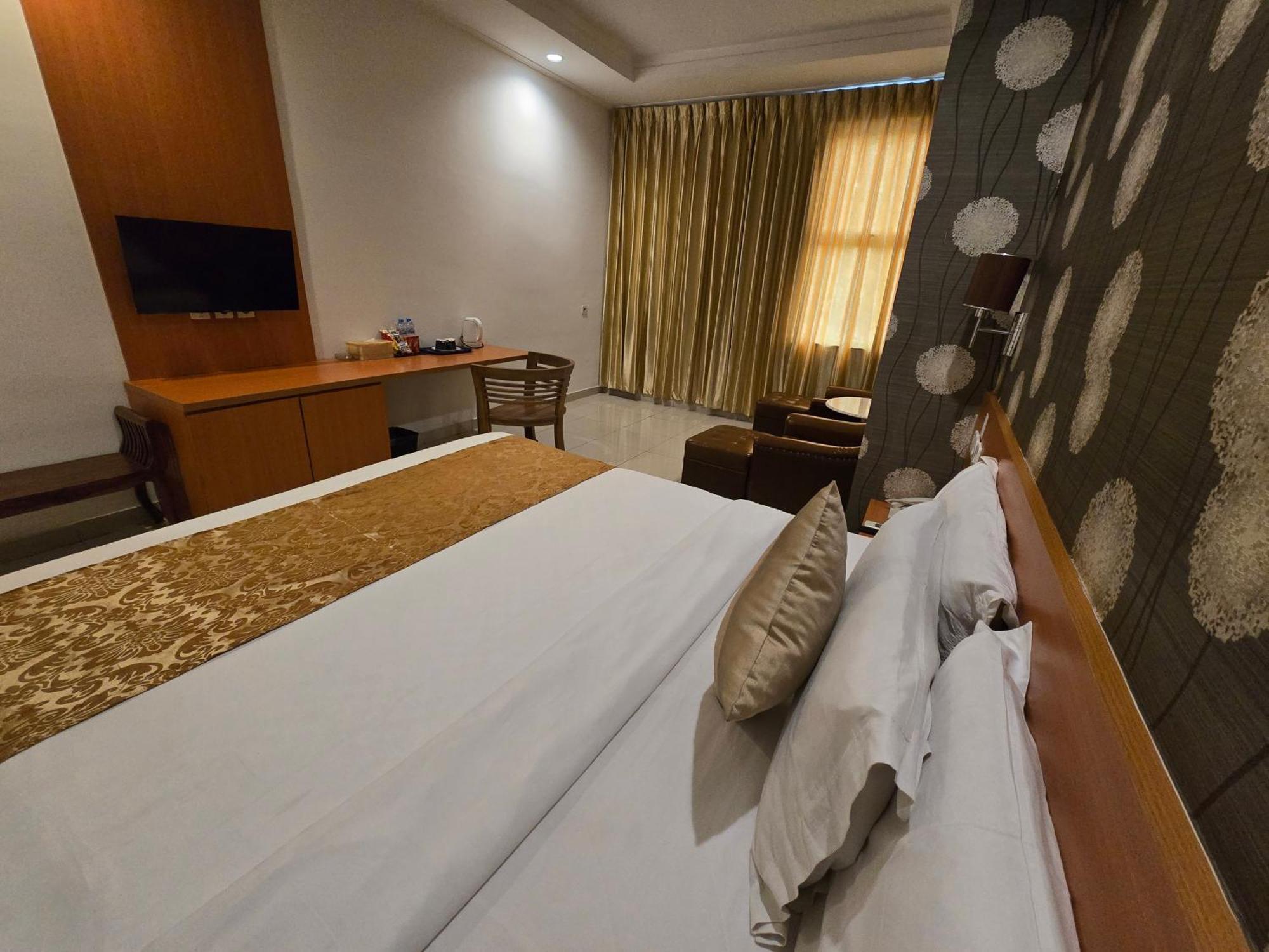 Marilyn Hotel Serpong Exterior foto